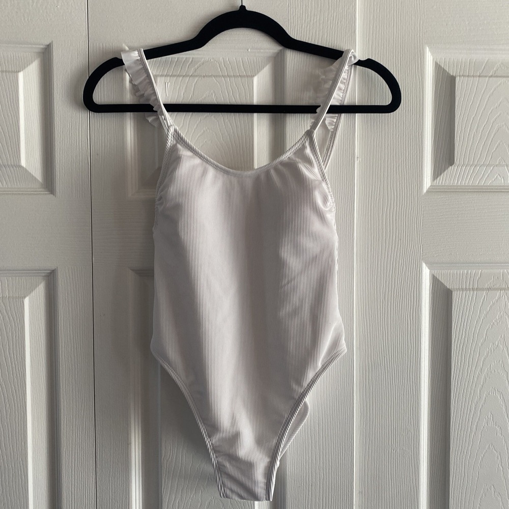 Xhilaration Ribbed Ruffle One Piece Swimsuit Size Small White Textured NEW Beach